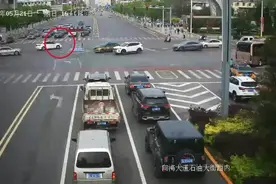 因为一杯奶茶，男子把车开进了对向车道……图片