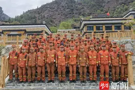 稻城森林火灾扑救纪实：20出头的小伙子们在悬崖峭壁上“守护”家园图片