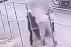 黄冈一拾荒老人莫名被青年殴打致重伤，物业：打人者疑有精神疾病图片