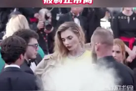 外媒：乌克兰模特在戛纳红毯上露出“侮辱普京”上衣，被制止带离图片