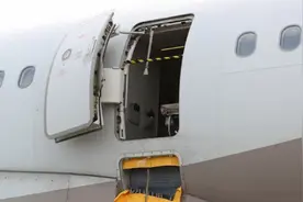 韩亚航空停售空客一机型紧急出口座位！有乘客曾在空中开舱门图片