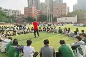 踩气球、人椅游戏……重庆中学生花式减压迎战高考图片