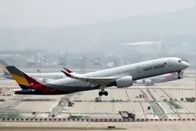 韩亚航空一架飞机准备着陆时，舱门突然被乘客打开！后续来了！图片
