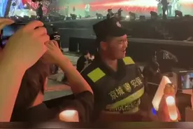 五月天北京演唱会，第一排的保安小哥亮了，“背对着是生活，跟着唱是青春”图片