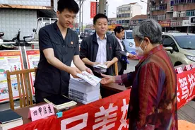 “普法小摊”热闹出摊 “典”亮法治乡村生活图片