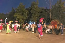 扭秧歌的帅小伙图片