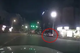 小车行驶时突然掉头冲撞电动车，警方：案件较大，人已被控制视频封面