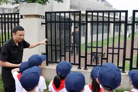 迎“六一”看“警汪”  萌娃探访武汉警犬基地图片