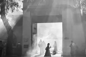 在小昭寺拍“丁达尔”图片