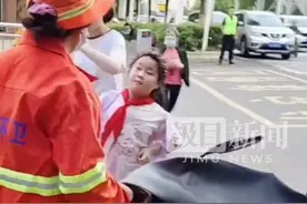 有零食还有鲜花，环卫奶奶精心给孙女备下儿童节礼物图片