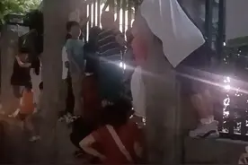 武汉一家长吐槽“六一”活动学生只能爬墙观看 教育局：出于安全考虑图片