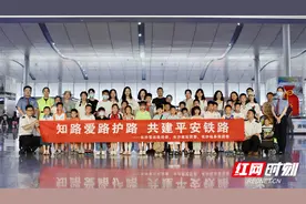 小小的好奇宝宝和大大的高铁“奇遇记”图片