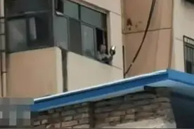 八旬老太一到深夜疯狂敲盆，竟是为了……图片