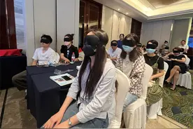 你感受过黑暗么？全国爱眼日带你走近盲人的世界图片
