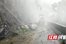 桑植：公路抢险保畅 风雨无阻图片
