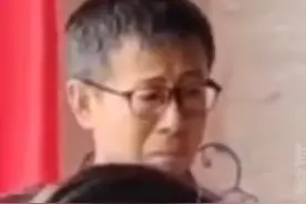 高中毕业生即将离校 老师看着他们收拾课桌默默流泪图片