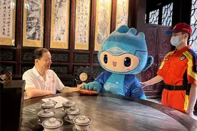 杭州亚运“三小只”拜师学艺 走进胡庆余堂中药文化非遗课堂图片