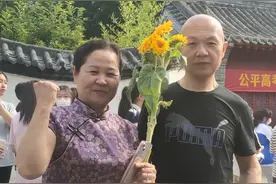 郑州高考现场 | 爸爸拿红牛，妈妈穿旗袍、举向日葵，“助考三件套”全配齐！图片