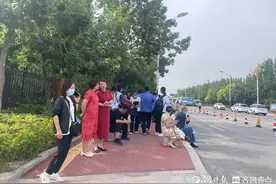 直击高考｜高考首日考生赴考，滨州一中考点外老师家长依依送别图片