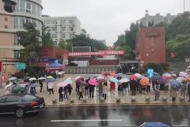 高考特写 | 考场外的守候 数百家长雨中“陪考”图片
