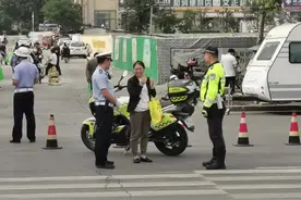 潍坊：“马大哈”考生忘带考试证件 幸好交警够“快”图片