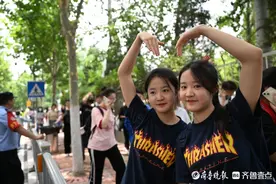 济南双胞胎姐妹花在同一考点高考，有心灵感应，回答问题异口同声图片