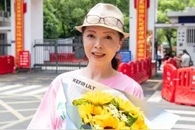 主持人仇晓现身长沙高考考点，手捧鲜花迎接儿子下考图片