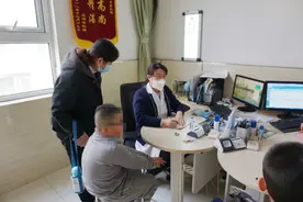 泰安市妇幼保健院：孩子总喜欢歪头？家长需警惕斜视图片