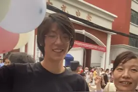 高考结束，考生以踩爆气球的方式庆祝图片