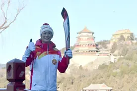 丁宁代表大运火炬手宣誓图片