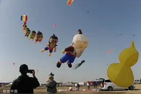 放风筝脑洞可以有多大？葫芦娃都飞上了天……图片