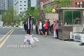 学弟连翻13个后空翻庆祝高考结束图片
