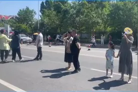 直击高考｜高考即将结束，滨州一中考点外萌娃身穿旗袍来陪考图片
