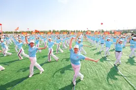 万人同跳广场舞，在花海中洋溢满满幸福感图片