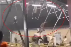 宜昌一餐馆老板连人带棚被大风吹飞摔落房顶图片