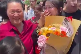 “终于考完啦！”女孩儿出考场后忍不住痛哭，母亲心疼地安慰图片