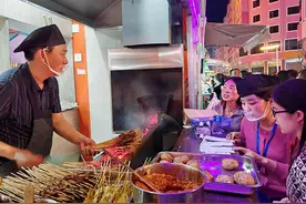 云南昭通：升腾烟火气 点燃夜经济图片