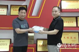 仁德校园育才俊 杨天庆捐书母校图片