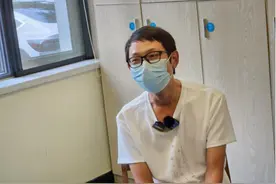 纵身跳桥救人的外卖骑手胸椎骨折，医生：高处入水所致，已住院治疗图片