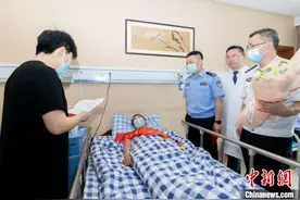述评：跳下高桥救人的杭州“外卖小哥”为何会火出圈？图片