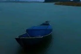 弯弯的小船图片