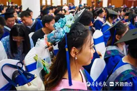 硕士帽变身“花冠”领学位证，山东师大这些女生有创意图片