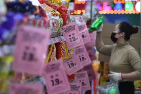晚八的超市，白领“穷鬼”的天堂图片