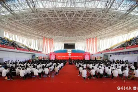 山东工商学院举行毕业典礼，校长寄语：在责任担当中追求人生意义图片