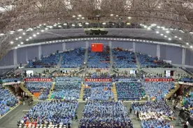 毕业典礼变“演唱会”，“巨能唱”大学又刷屏了图片