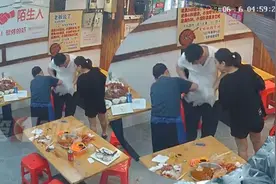 老板给阿姨发工资，被反塞500元，原因太暖心！图片