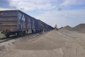 卧里屯站挖掘矿建卸车潜力 服务省百大项目建设图片