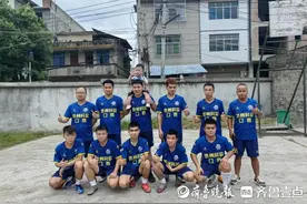 嘿，兄弟，来踢球啊！图片