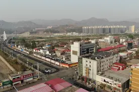 “留学归国，小城生活”，关键是“跟着志向走” | 新京报快评图片