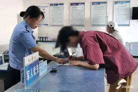 泰安：热心群众捡拾证件 民警接力帮还失主图片